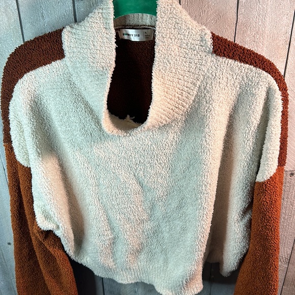 Cropped mock neck sweater size XL. Worn once. NO FLAWS - Picture 2 of 3